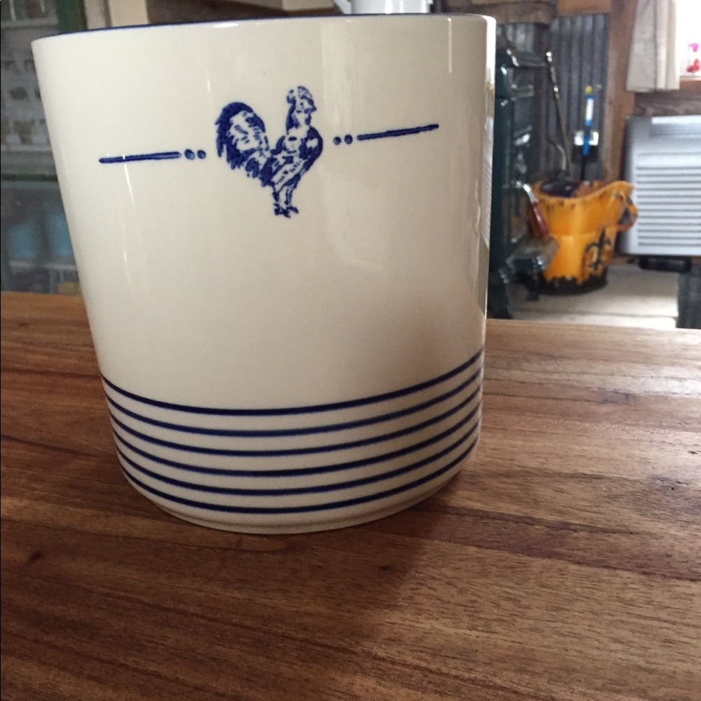 Adorable kitchen crock with chicken